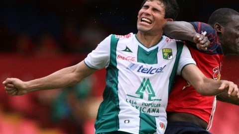 Cristian Martínez Borja intenta ganar el esférico