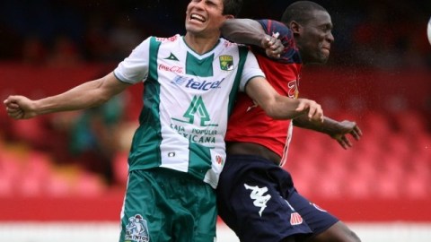 Cristian Martínez Borja intenta ganar el esférico