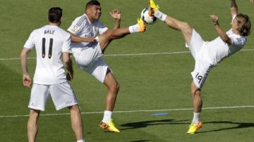 Bale, Casemiro y Modric (izq. a der.) tratan de dominar el balón la práctica de ayer del Real Madrid.