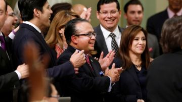 Asambleísta Luis Alejo, centro, con lentes, y otros miembros del Caucus Latino, celebran la aprobación de la legislación sobre licencias de conducir.