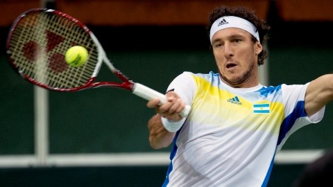 El tenista Juan Mónaco de Argentina realiza una devolución al checo Czech Radek Stepanek durante el duelo de Copa Davis.
