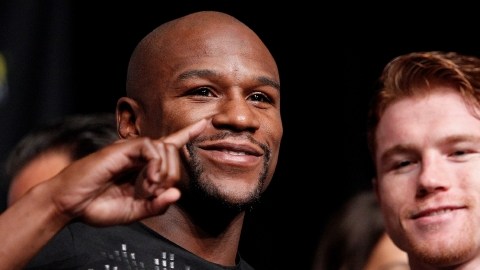 Floyd 'Money' Mayweather Jr. (izq) y Saúl 'Canelo' Alvarez pelean esta noche por la supremacía en Las Vegas, en un combate que ha despertado enorme expectativa.
