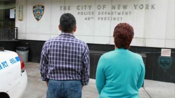 Dos de los afectados por la estafa de John Rosas (en el recuadro) que prometía empleos a inmigrantes llegan hasta el cuartel 48 de la Policia en El Bronx que está procesando las denuncias.