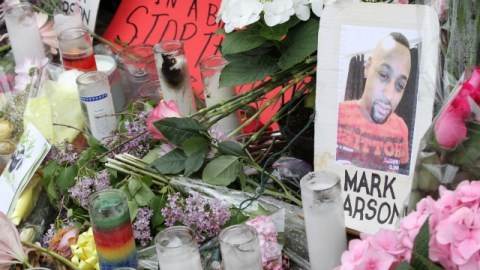 Memorial que fue realizado en la esquina de la calle West 8 y Sexta avenida, donde fue asesinado Mark Carson.