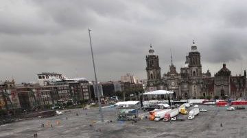 Así lucía el Zócalo de la Ciudad de México el sábado por la mañana, después de que las autoridades desalojaran a los maestros que protestaban las reformas educativas.