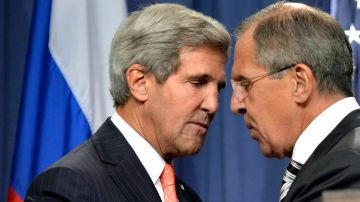 El secretario de Estado estadounidense John Kerry y su homólogo ruso, Sergei Lavrov, se saludan en la conferencia de prensa para anunciar el acuerdo.