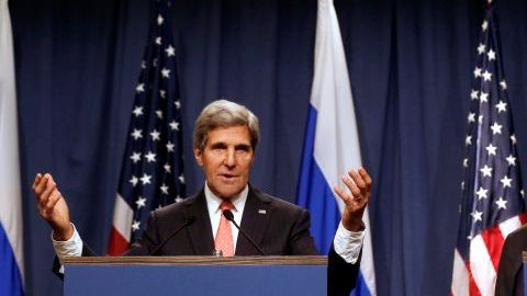 John Kerry (izquierda) se reunió durante tres días con Sergei Lavrov para discutir el tema de las armas químicas en Siria.