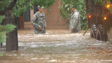 Efectivos de la Guardia Nacional en una zona inundada en el condado de Boulder.