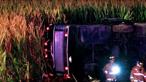 El autobús accidentado pertenece a la línea Greyhound.