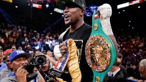 Floyd Mayweather Jr. celebra su triunfo ante Saúl "Canelo" Álvarez.