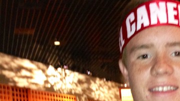 Brandon, de Texas, muy parecido a Saúl 'Canelo' Álvarez, posa con los fanáticos fuera del MGM antes de la gran pelea.
