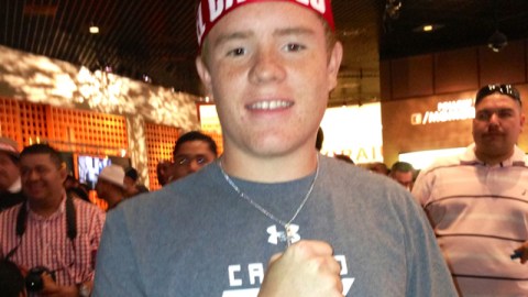 Brandon, de Texas, muy parecido a Saúl 'Canelo' Álvarez, posa con los fanáticos fuera del MGM antes de la gran pelea.