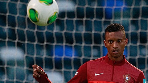 El también seleccionado por Portugal en acción.