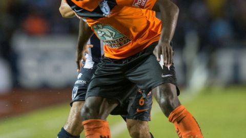 Walter Ayoví defiende el esférico ante Efraín Juárez (atrás).