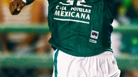 Hernando Burbano, autor del gol esmeralda, controla el balón en el juego de ayer.