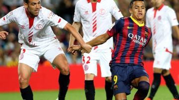 El chileno Alexis Sánchez (9), del Barcelona,  (d) trata de escapar de la marca de Fernando Navarro (i), del Sevilla en el encuentro disputado ayer en el Camp Nou.