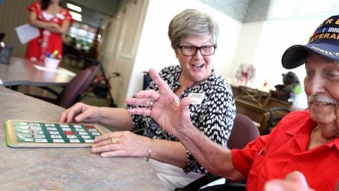 El veterano latino Pablo Hernández, durante una de las actividades del Alzheimer's Family Services Center en  Huntington Beach.