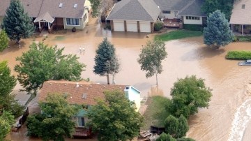 Las previsiones de más lluvias han alarmado a algunas autoridades, debido a que podrían obstaculizar las labores de rescate, o producir más inundaciones y deslizamientos de lodo.