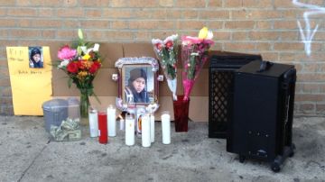 Vecinos colocaron ayer fotografías y velas en el lugar donde la mexicana fue fatalmente atropellada.