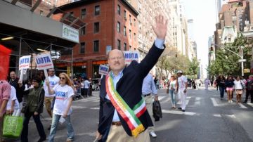 El candidato republicano a la Alcaldía de Nueva York participando en el Desfile Mexicano.