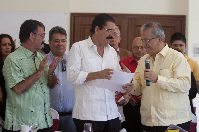 El representante del Partido Socialista de Venezuela Rodrigo Cabeza (d), el expresidente de Honduras Manuel Zelaya (c) junto a Jacinto Suárez (i).