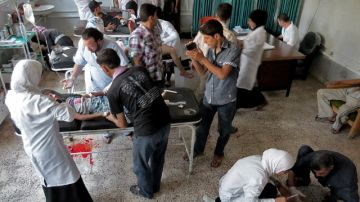 Médicos  tratan en un hospital improvisado en Maaret al-Numan, Idlib provincia,  a  niños sirios y hombres, heridos en intensos bombardeos  de las fuerzas gobiernistas.