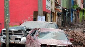 Guerrero se encuentra en estado de emergencia con 40 municipios afectados, daños en al menos cinco mil viviendas y cierres de Autopista del Sol y la carretera federal.