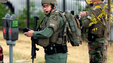 En momento en que se acerca la “hora pico” en la capital del país, decenas de efectivos fuertemente armados continúan la búsqueda de otros sospechosos de participar en la balacera.