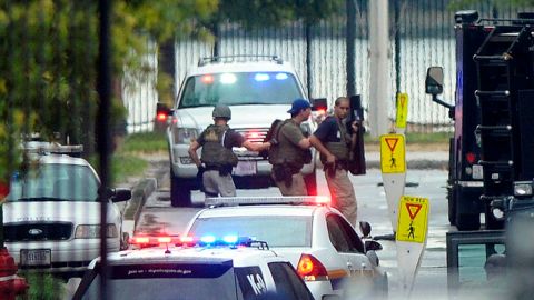 Las autoridades pidieron a las personas que permanezcan en sus hogares y no se acerquen a la zona mientras las autoridades buscan a dos posibles sospechosos.