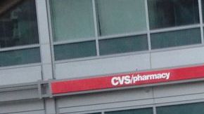 Esta fotografía, certificada por AP, muestra a socorristas atendiendo a una de las personas afectadas por la balacera.