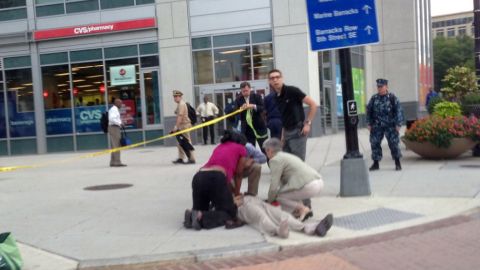 Esta fotografía, certificada por AP, muestra a socorristas atendiendo a una de las personas afectadas por la balacera.