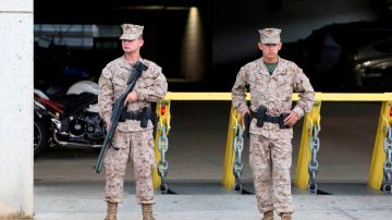 Miembros de la guardia militar montan vigilancia en una de las entradas del Astillero Naval en Washington.