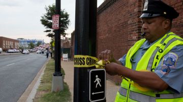 Los policías de Washington cercaron las vías aledañas al edificio donde ocurrió la balacera.