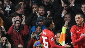 El jugador del Manchester United, Robin Van Persie (d), celebra con sus compañeros de equipo Chris Smalling (c) y Shinji Kagawa (i)