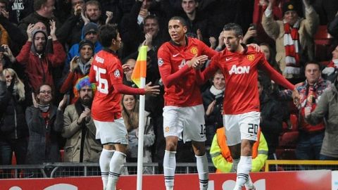 El jugador del Manchester United, Robin Van Persie (d), celebra con sus compañeros de equipo Chris Smalling (c) y Shinji Kagawa (i)