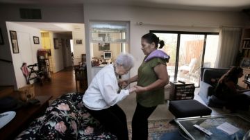 La nueva regulación del Departamento de Trabajo beneficia a quienes proveen cuidado en el hogar a  personas enfermas.