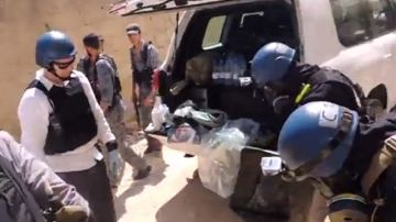 Un inspector de armas de la ONU recoge muestras durante sus investigaciones en Zamalka, este de Damasco, en Siria. Según un informe, los inspectores de Naciones Unidas encontraron pruebas "claras y convincentes" del uso de gas sarín.
