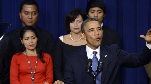 El presidente Barack Obama (C) pronuncia un discurso en la oficina ejecutiva del edificio Eisenhower,   acompañado en el estrado por propietarios de pequeños negocios, trabajadores de la construcción, propietarios de casas y  consumidores.