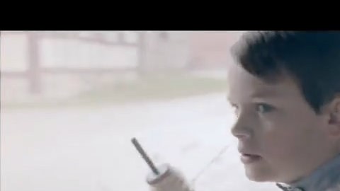 Mercedes Benz no estuvo de acuerdo con el tema de Hitler y tampoco con el hecho de que "muriera" un menor.