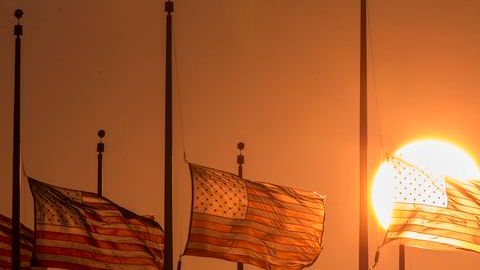 Las banderas amanecieron a media asta este martes en los edificios oficiales en Washington, en memoria de las víctimas de la balacera ocurrida el lunes.