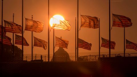 Las banderas amanecieron a media asta este martes en los edificios oficiales en Washington, en memoria de las víctimas de la balacera ocurrida el lunes.