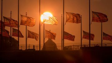 Las banderas amanecieron a media asta este martes en los edificios oficiales en Washington, en memoria de las víctimas de la balacera ocurrida el lunes.