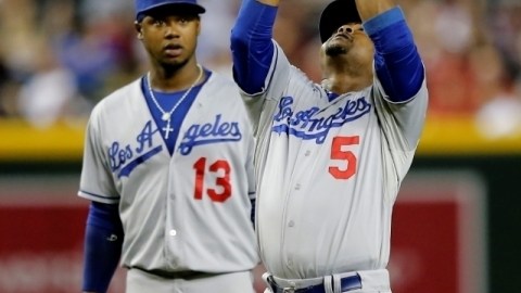 Juan Uribe (5) captura un elevado custodiado muy de cerca por Hanley Ramírez en acción del quinto inning del juego de ayer.