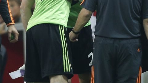 Íker Casillas (izq.) abraza a Die- go López al hacer el cambio.