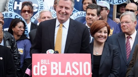 La presidenta del Concejo Municipal Christine Quinn (drcha) expresó ayer su respaldo a Bill de Blasio para la Alcaldía de Nueva York.