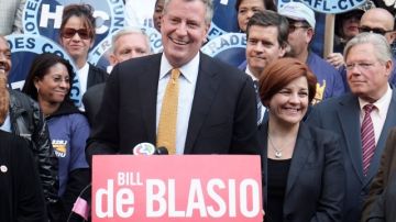 La presidenta del Concejo Municipal Christine Quinn (drcha) expresó ayer su respaldo a Bill de Blasio para la Alcaldía de Nueva York.