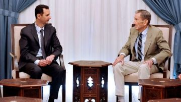 Una imagen cedida por la Agencia SANA muestra al presidente sirio Bashar al-Assad (i) y al exfiscal general estadounidense el general Ramsey Clark (d) durante su reunión hoy.