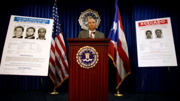 El póster con la foto de Víctor Manuel Gerena  es mostrado durante una conferencia de prensa en los cuarteles general del FBI  el  10 de mayo, 2011 en San Juan.