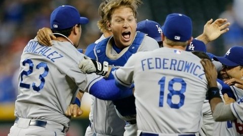 Los jugadores de los Dodgers de Los Angeles celebran el triunfo sobre los Diamondbacks de Arizona.