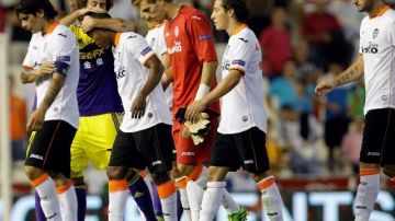 Andrés Guardado y el resto de los jugadores del Valencia, se lamentan tras la derrota